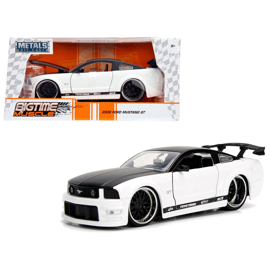 2006 Ford Mustang Gt White With Black Top 1/24 Diecast Model Car By Jada 99973